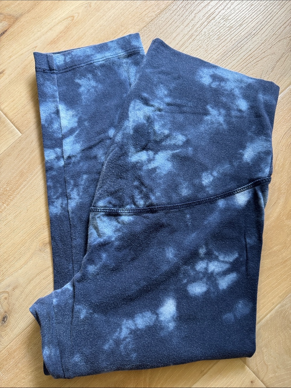 Old Navy Maternity Blue and White Tie-Dye cropped Leggings